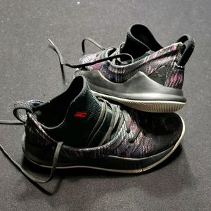 Boys Under Armour Curry 5, size 1.5